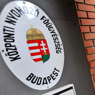Álrendőrök a vagyonvisszaszerzési hivatalra hivatkozva zsaroltak és raboltak el egy férfit