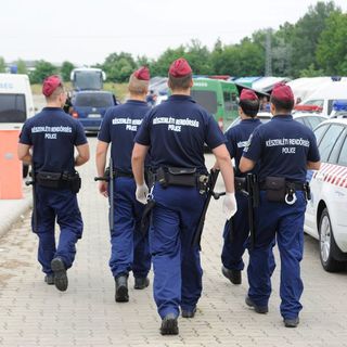 Nem erre vártak a rendőrök, a bejelentett béremelés nem állítja meg a leszereléseket