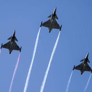 Díszelgő áthúzással tisztelegnek a Gripenek a forradalom hősei előtt