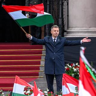Vallási közösségek lettek a pártokból, a politikai vezérekben vakon hisznek a hívek