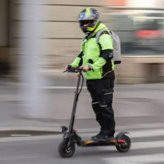Vége a szabad rollerezésnek, kemény szabályok jönnek: jogosítvány és bukósisak is kell