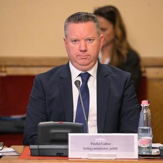 9000 rendőr hiányzik, a belügyminiszter több ezer egyenruhást csábítana vissza