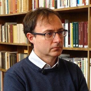 Stefano Bottoni szerint Orbán Viktor mindenkit az út szélén hagy, ha a saját bőréről van szó