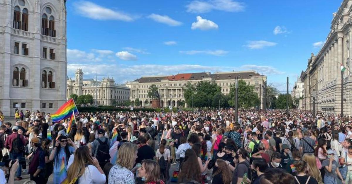 Hírklikk - Több ezren tüntetnek a parlamentnél ...