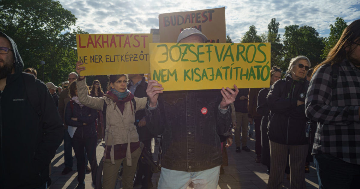 Pikó Andrásék tüntettek a Ludovika téren
