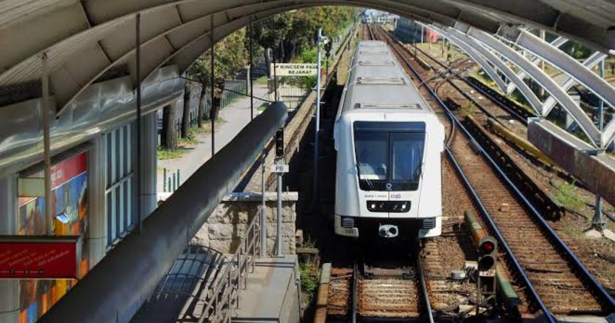 Két maszkos fiatal a metró tetején utazott az M2-es vonalon